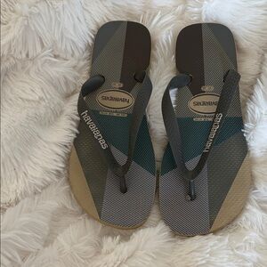 Havaianas Men's Geometric Gray and Tan Flip Flops